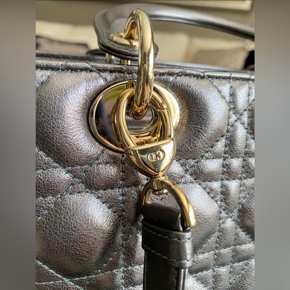 CHRISTIAN DIOR
Metallic Calfskin Cannage Medium Lady Dior
Gunmetal Grey - Picture 5 of 16